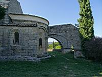 Saint-Julien-Du-Serre, Eglise romane, Chevet et contreforts (1)